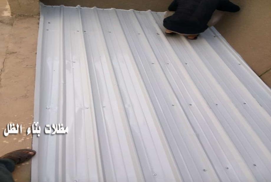 نقوم بتركيب الساندوتش بانل بقياس وتحديد المساحة التي يتم تركيب الألواح عليها. وبتصميم هيكل داعم قوي ومناسب لضمان قدرته